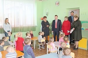 Первый вице-спикер крымского парламента Константин Бахарев посетил с рабочей поездкой Ленинский район