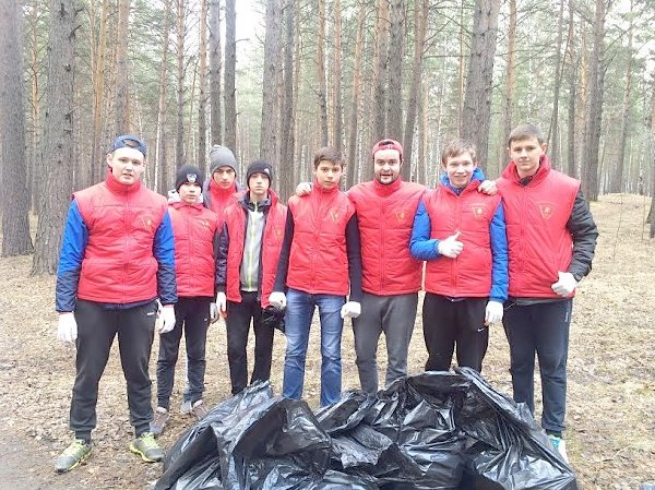 Комсомольцы Сосновоборска в Красноярском крае провели субботник в городском бору под лозунгом "Чистый лес - чистый город!"