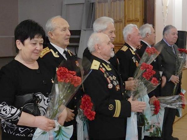 Севастопольские коммунисты и комсомольцы приняли участие в праздничном концерте, посвящённом годовщине создания Училища береговой обороны имени ЛКСМУ