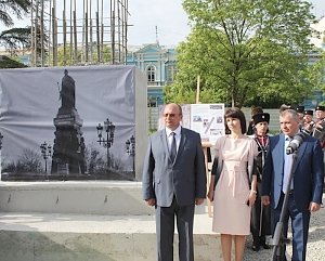 В центре Симферополя заложили капсулу с посланием к потомкам в основание восстанавливаемого памятника императрице Екатерине Второй