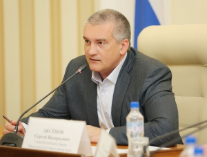Аксенов призвал общественность сообщать о фактах коррупции в органы власти
