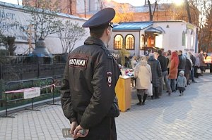Сотрудники МВД России обеспечивают правопорядок и безопасность на пасхальных мероприятиях
