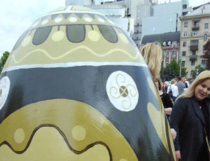 В центре Киева установили пасхальное яйцо со свастикой