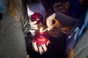 У Вечного огня в Столице Крыма зажгли «Свечу памяти»