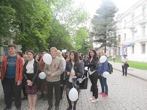 В Столице Крыма под дождем пели «Песни Победы»