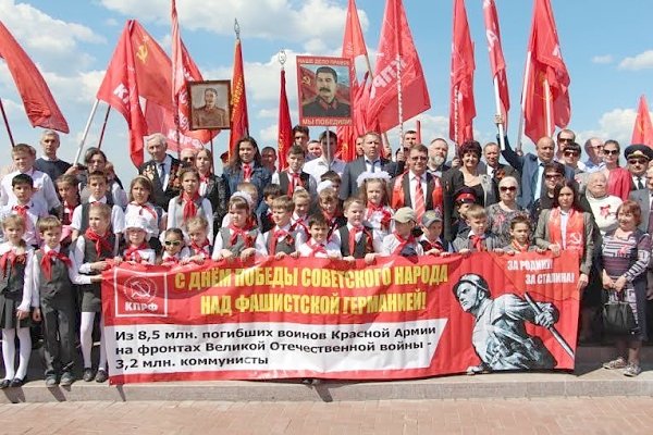 Коммунисты Самары и Самарской области провели возложение цветов к Вечному огню на площади Славы
