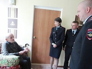 Сотрудники полиции Симферополя поздравило ветеранов ВОВ с днем Победы