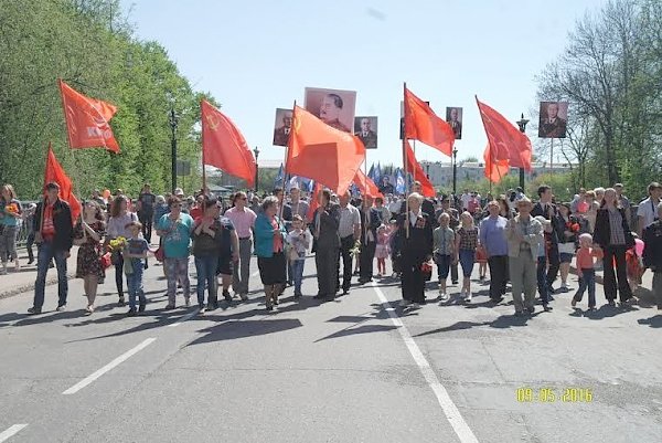 Великолукское городское отделение КПРФ отметило День Победы под Красным Знаменем