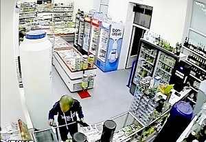 В Евпатории наряд вневедомственной охраны полиции по «горячим следам» задержал подозреваемого, угрожавшего расправой продавцу магазина