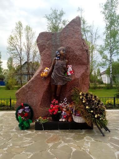 Новгородские коммунисты взяли на контроль ситуацию с разрушающимся памятником в деревне Лычково