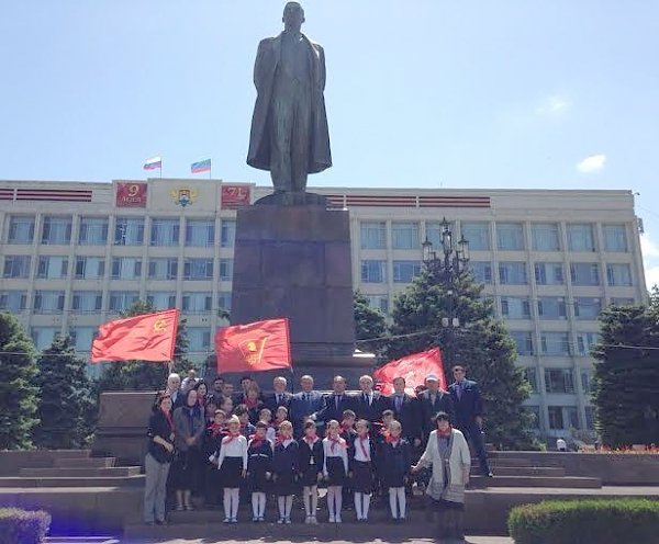 Республика Дагестан. В Махачкале прошла традиционная церемония посвящения школьников в пионеры