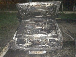 В интернете появились фотографии сгоревшего авто в Керчи