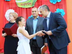 Аксенов поздравил крымских выпускников с праздником последнего звонка