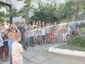 Крымские дети отметили Международный праздник вместе со спасателями МЧС России