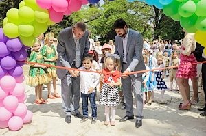 Вице-спикер крымского парламента Андрей Козенко открыл новую детскую игровую площадку в Алуште