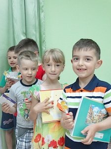 В Первомайском районе полицейские поздравили ребят с Международным днем защиты детей