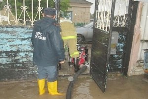 Пожарно-спасательные подразделения МЧС России ликвидируют последствия подтопления в городе Джанкой