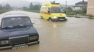 Селевой поток заблокировал в выходные пять машин в Судаке