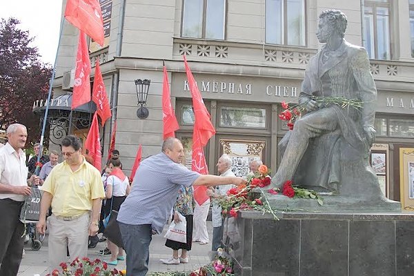 Республика Крым. Коммунисты отметили 217-ю годовщину со дня рождения А.С.Пушкина