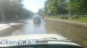 В Керчи по улице Войкова течет канализация