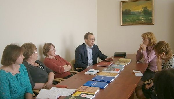 К В.Г. Позднякову обратились забайкальские библиотекари с просьбой помочь в организации литературного праздника «Забайкальская осень»