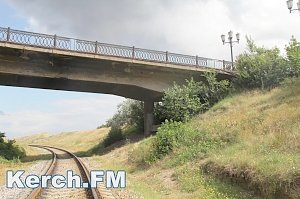 Грузовики на мосту в Керчь игнорируют знак, ограничивающий вес