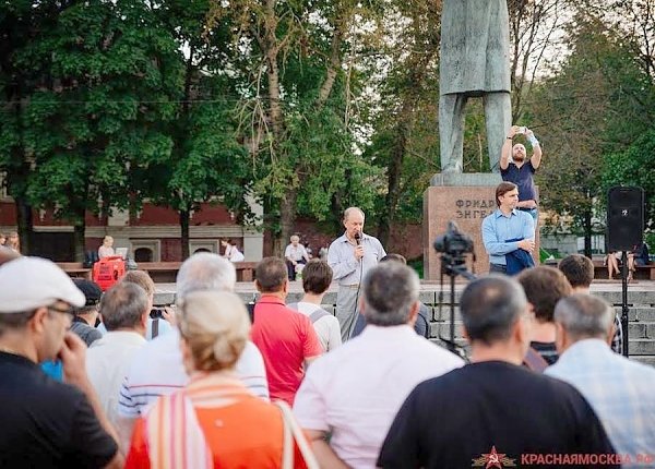 Москва. Коммунисты вместе с предпринимателями и организацией «Правозащита» провели акцию «Длинные ковши СТОП»