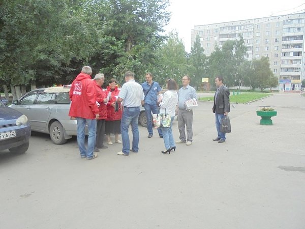 Барнаульские коммунисты на пикетах раздают агитационную литературу