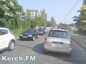 В Керчи перекрыли участок дороги по ул. Горького