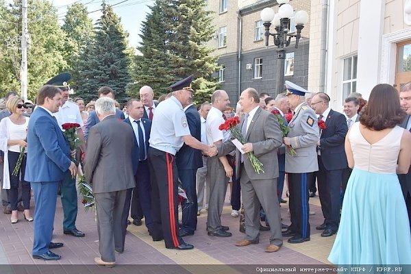 В Орле прошла церемония возложения цветов к стеле «Орел-город воинской славы»