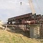 Строители начали собирать ж/д пролеты части Керченского моста