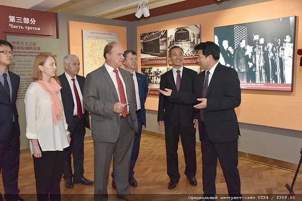 Г.А. Зюганов вместе с Чрезвычайным и Полномочным Послом КНР в РФ Ли Хуэем посетил Музей истории VI съезда КПК