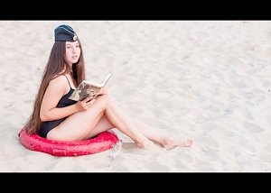 «Дочери офицеров» в купальниках популяризируют чтение (ФОТО)