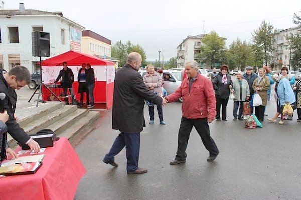 Магаданские коммунисты поздравили с Днем Воздушного Флота жителей посёлка авиаторов