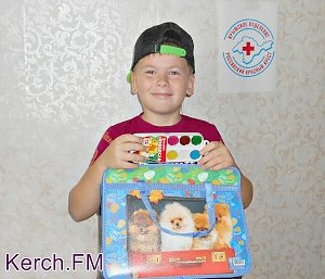 Керченский Красный Крест вручил подарки к школе детям беженцев