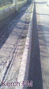 В Керчи пешеходная дорожка состоит из грязной жижи, — читатели