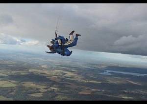 Феодосийцы с ограниченными возможностями совершили тренировочные прыжки с парашютом