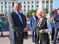 Сергей Аксёнов вручил ключи от 107 школьных автобусов представителям городских и районных администраций РК