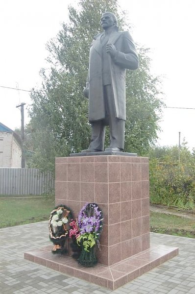 Тамбовская область. В Сампуре отремонтировали памятник Ленину