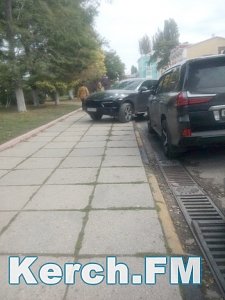 В центре Керчи иномарка припарковалась на тротуаре