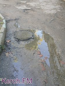 В Керчи вдоль жилых домов течет канализация