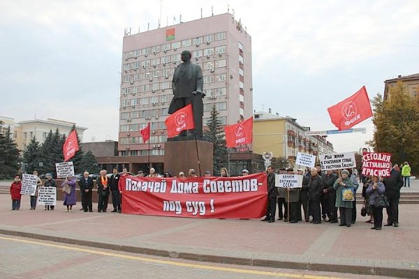 Сегодня актуально красное! Состоялась акция брянских коммунистов в память о погибших защитниках Верховного Совета