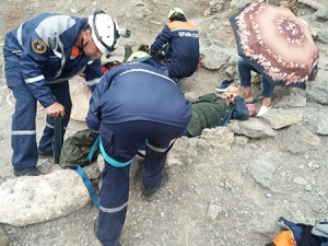 Спасатели собирали по горам женщин