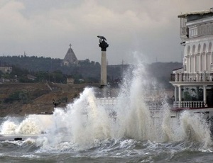В Севастополе из-за шторма остановлено движение катеров