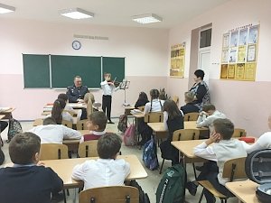 Начальник правового отдела МВД по Республике Крым провел лекцию для школьников