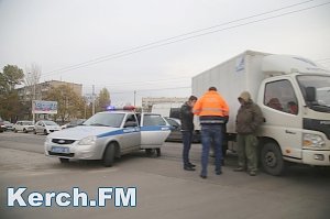 В Керчи иномарка столкнулась с грузовиком