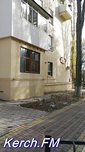 В Керчи начали ремонт крыши дома по ул. Юннатов