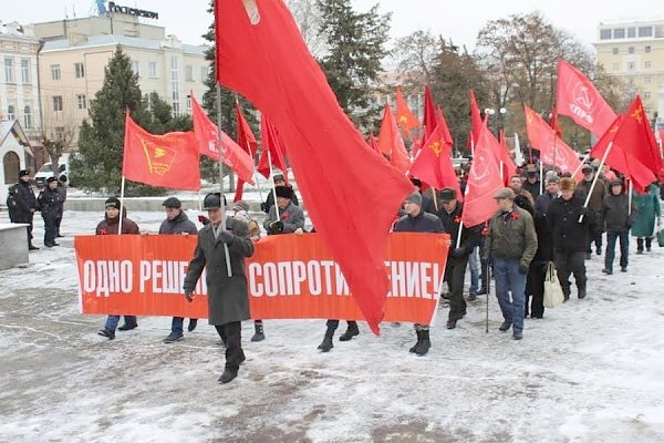Пензенские коммунисты отметили День революции шествием и митингом