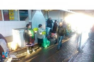 Развалины не помеха: на полуразрушенных торговых местах микрорынка в Симферополе обосновались «стихийщики»