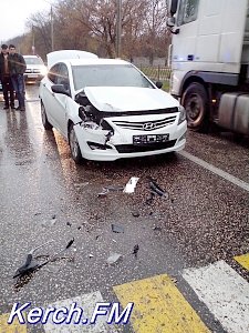 В Керчи столкнулись три автомобиля, один участник аварии – скрылся